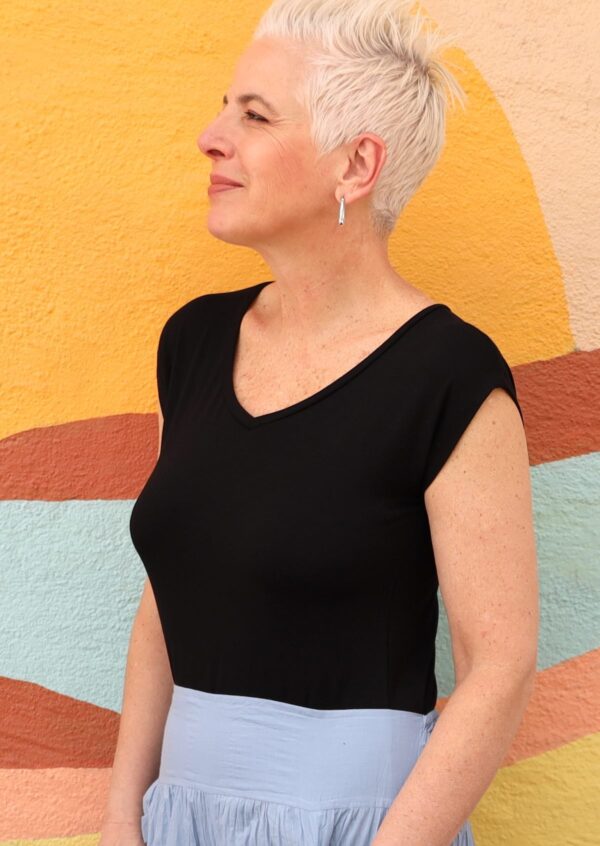 Simple Top V-neck Black - Image 5